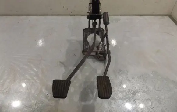 Chevrolet Aveo Brake pedal