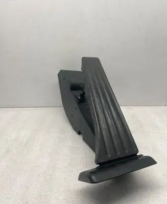 Accelerator throttle pedal
