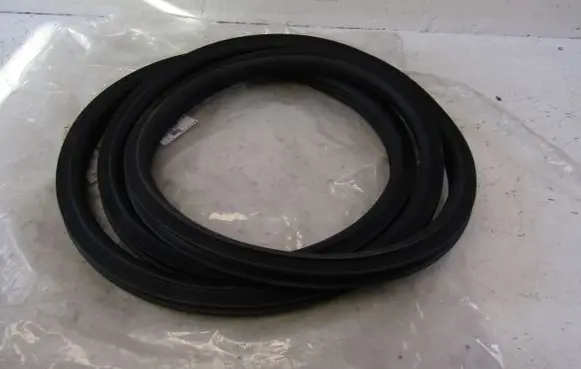 Opel Corsa E Front door rubber seal 39105577