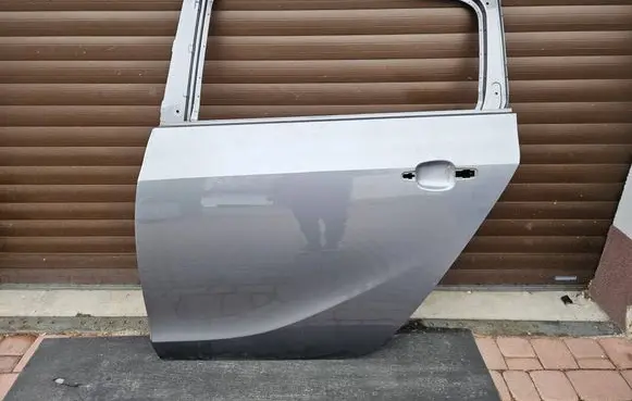 Opel Zafira C Rear door