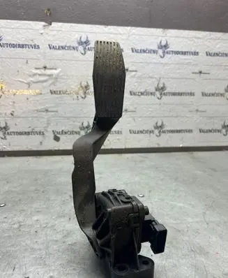 Accelerator throttle pedal