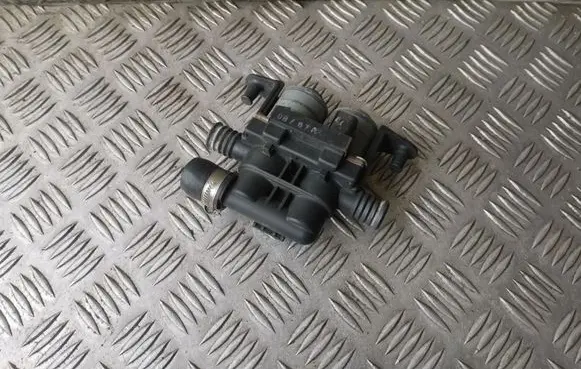 BMW 5 E39 Coolant heater control valve 8374995 1147412137