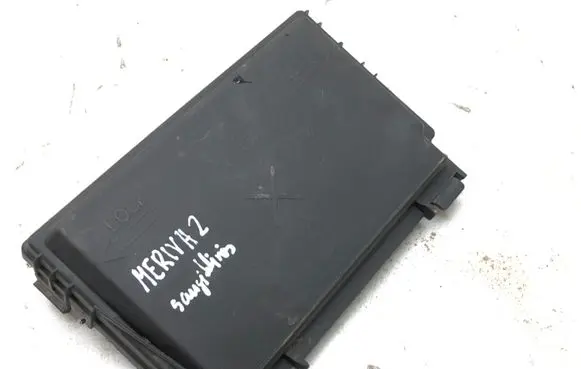 Opel Meriva B Fuse box cover 13246936