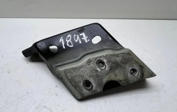 Volkswagen Touareg II Fender mounting bracket 7P6821151