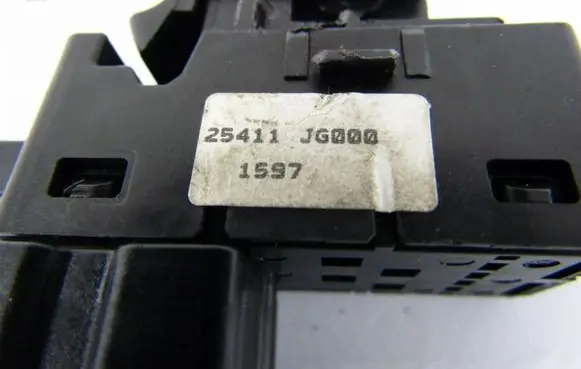 Nissan X-Trail T31 Electric window control switch 25411
