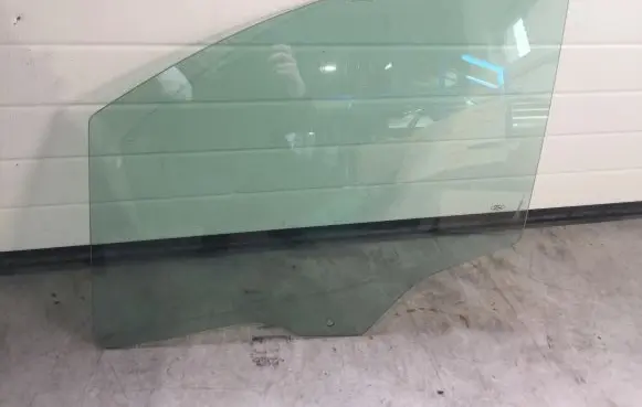 Ford Courier Front door window glass four-door ET76A21411A DOT511M401AS2 43R00098