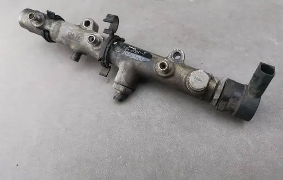 Audi A6 S6 C6 4F Fuel distributor 057130764b 059130090J F00R001823