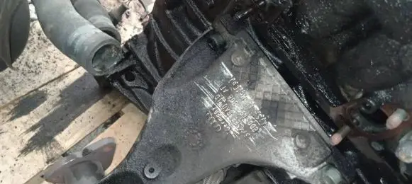 Volkswagen PASSAT B5.5 Engine mounting bracket 8D0199308AF