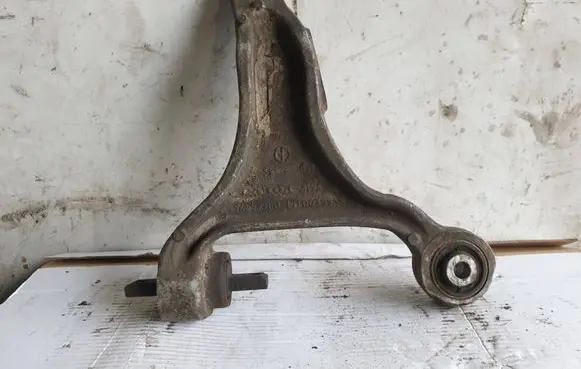 Volvo XC70 Front lower control arm/wishbone 08646376