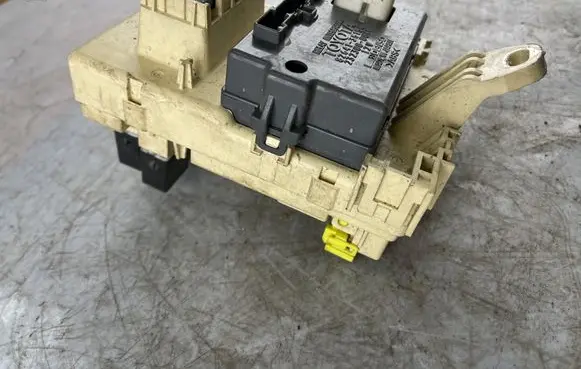 Toyota Land Cruiser (HDJ90) Fuse module 8264135150 2323000011