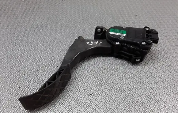 Volkswagen Polo IV 9N3 Accelerator throttle pedal 6Q1721503C