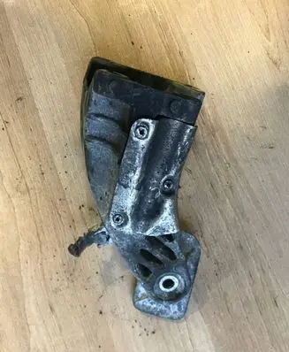 BMW 5 E60 E61 Engine mounting bracket 6777056