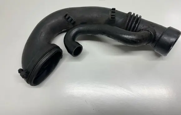 BMW X3 E83 Turbo air intake inlet pipe/hose 7786013