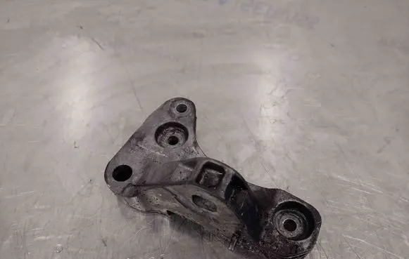 Volkswagen Transporter - Caravelle T5 Engine mounting bracket 7H0199207B