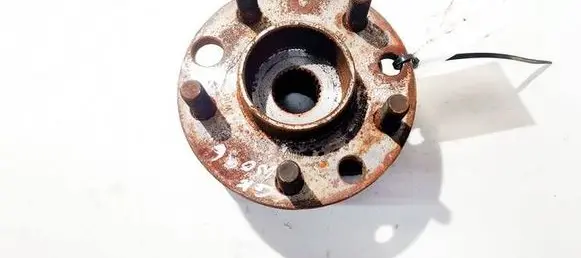 Rear wheel hub
