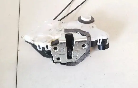 Toyota Verso-S Front door lock