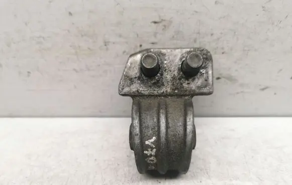 Volvo V70 Engine mount bracket 30680750