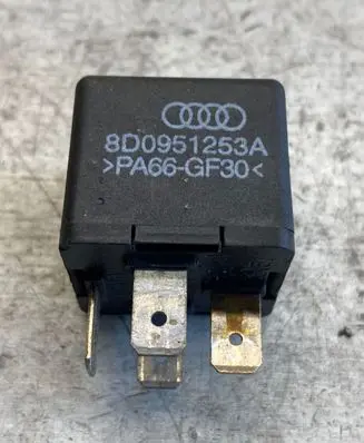 Volkswagen PASSAT B5 Other relay 8d0951253a