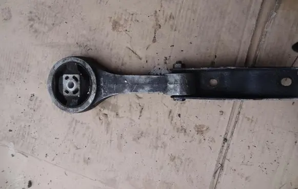 Engine mount vacuum valve