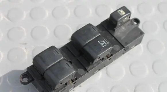 Nissan Navara D40 Electric window control switch 254015X05C