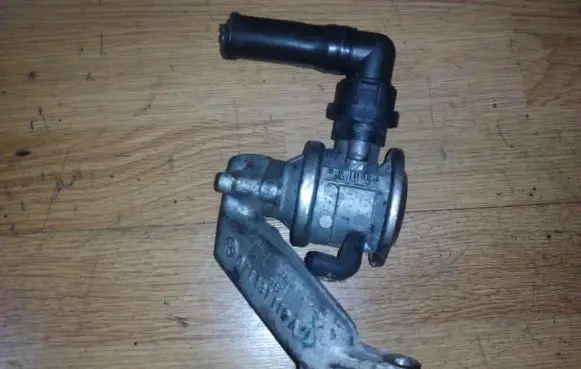 Volkswagen Golf V EGR valve 071131119a
