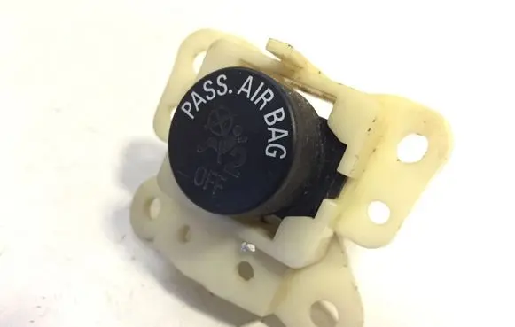 Passenger airbag on/off switch