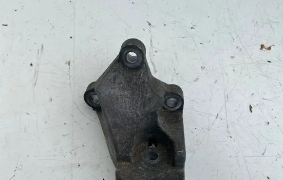 Volvo XC70 Engine mounting bracket 9161141
