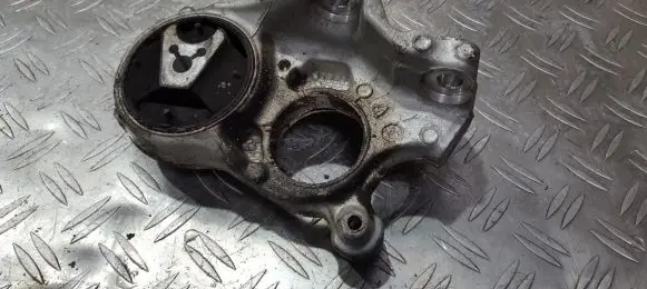 Peugeot 308 Engine mount bracket