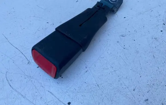 Suzuki Swift I Rear seatbelt buckle 17037