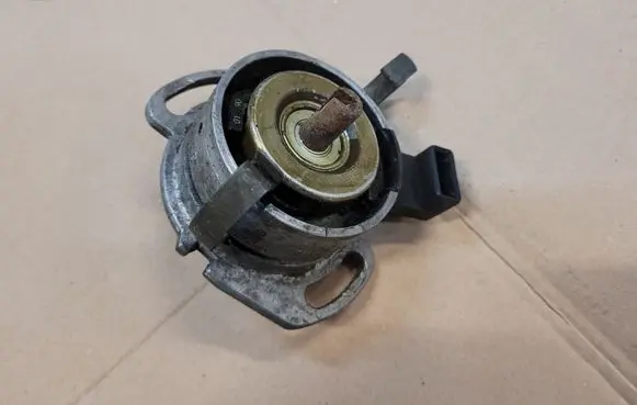 Volkswagen PASSAT B3 Spark distributor 051905205A 16V 051905205