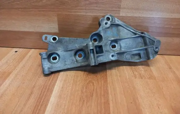 Renault Scenic II - Grand scenic II Generator/alternator bracket 8200327134