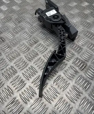 Accelerator throttle pedal