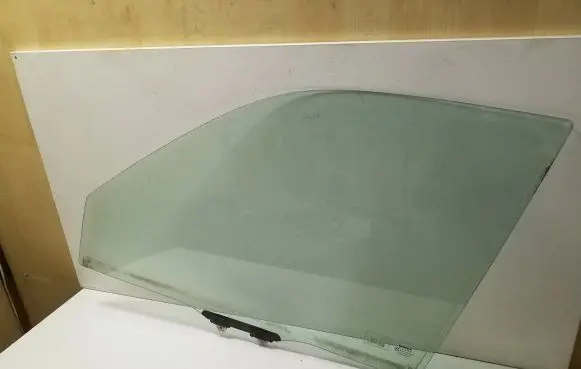 Honda CR-V Front door window glass four-door