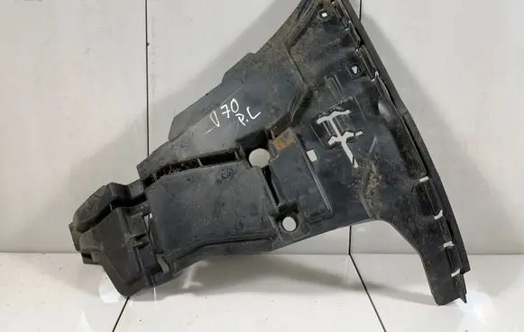 Volvo V70 Front bumper mounting bracket 08693182
