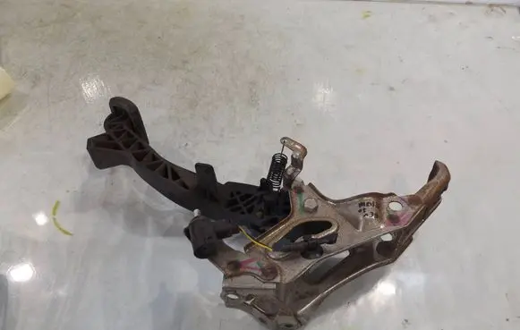 Toyota Yaris Clutch pedal 