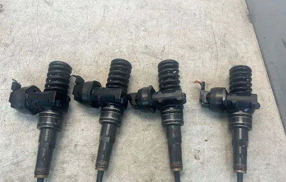 Hyundai i20 (PB PBT) Fuel injectors set 038130073AG 0414720215