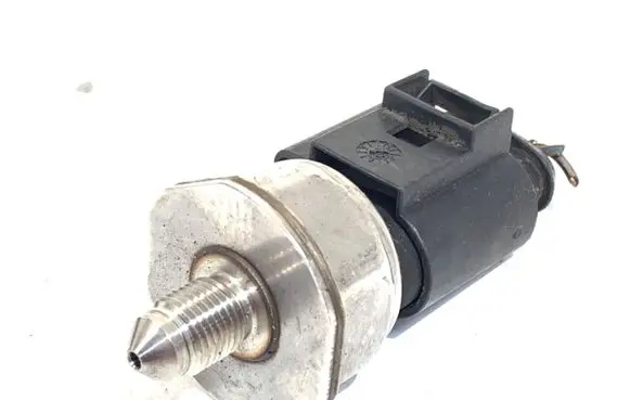 Volkswagen PASSAT B6 Fuel pressure regulator