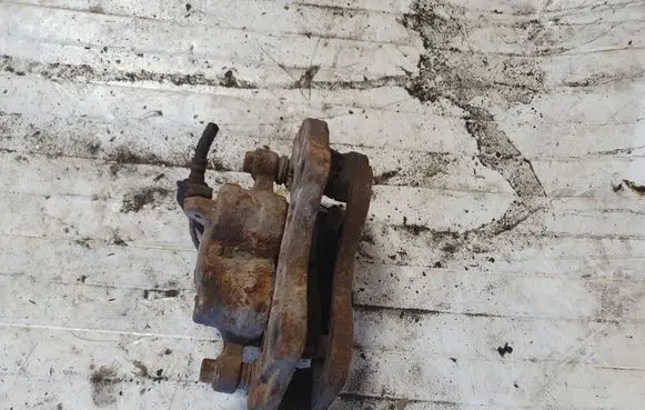 Mitsubishi Pajero Sport I Front brake caliper NOCODE