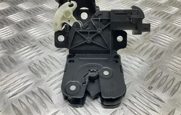 Audi TT TTS Mk2 Tailgate/trunk/boot lock/catch/latch 8P4827505D
