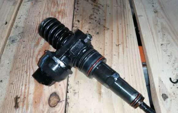 Volkswagen Golf IV Fuel injector 038130073AR