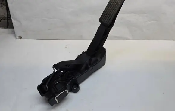 Mercedes-Benz B W245 Accelerator throttle pedal A1693000104 91736020