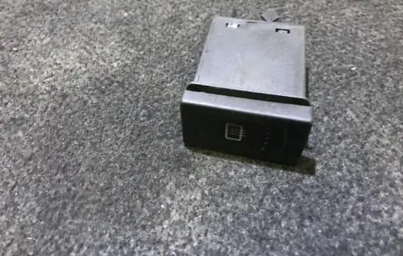 Volkswagen PASSAT B5.5 Windscreen/window heater switch 3b0959621c
