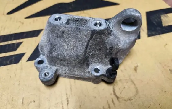 Chrysler 300 - 300C Engine mounting bracket