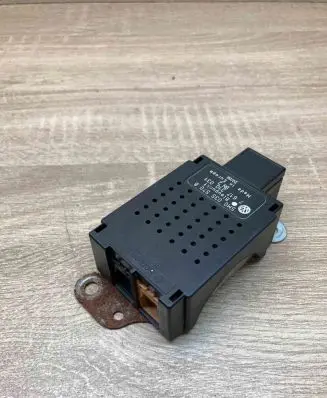 Volkswagen Golf V Aerial antenna amplifier 5M0035570B 7617310031