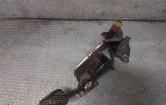 Nissan Qashqai Clutch pedal E001U50X11