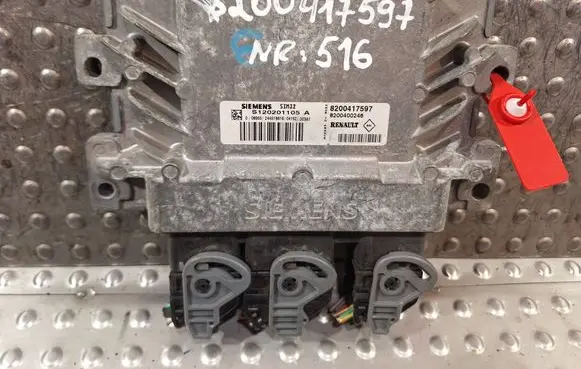 Renault Twingo II Engine control unit/module S25081516 S120201105A 8200417597