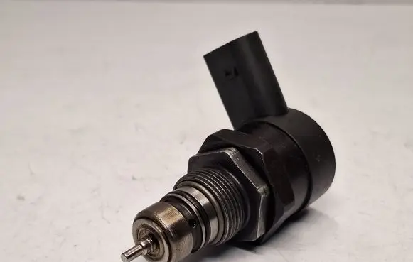 BMW 5 E60 E61 Fuel pressure regulator 0281002738 13537805734 13537795862