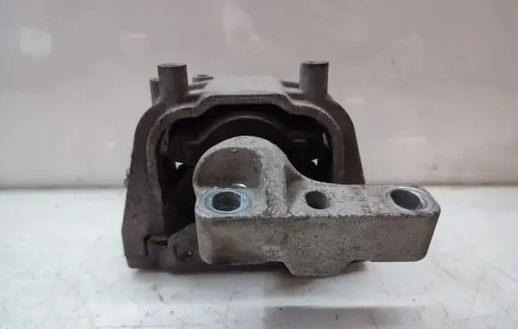 Volkswagen PASSAT CC Engine mount bracket