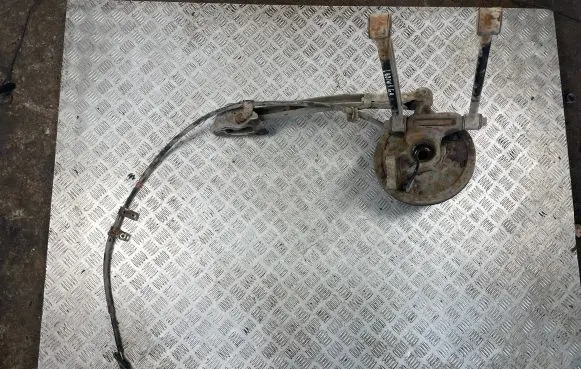 Subaru Impreza I Rear wheel hub