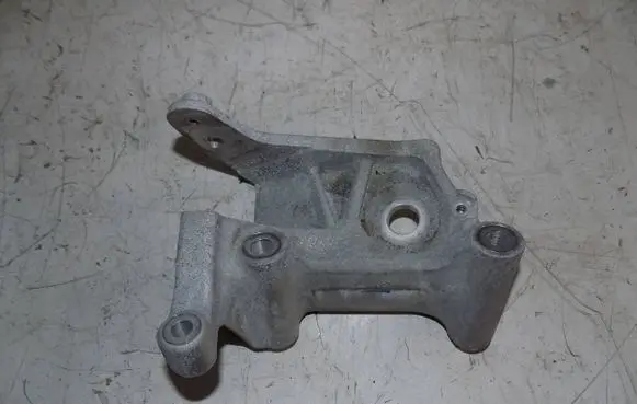 Volvo V60 Engine mount bracket 31670033